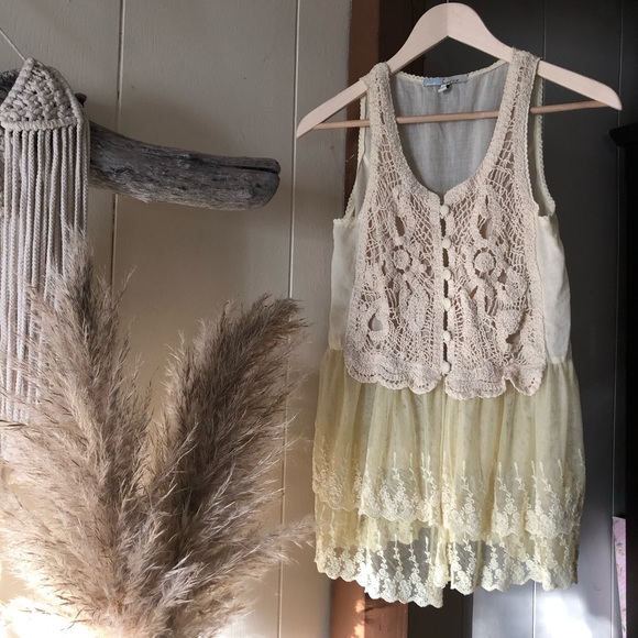 UO Lace Peplum Top - Picture 2 of 8